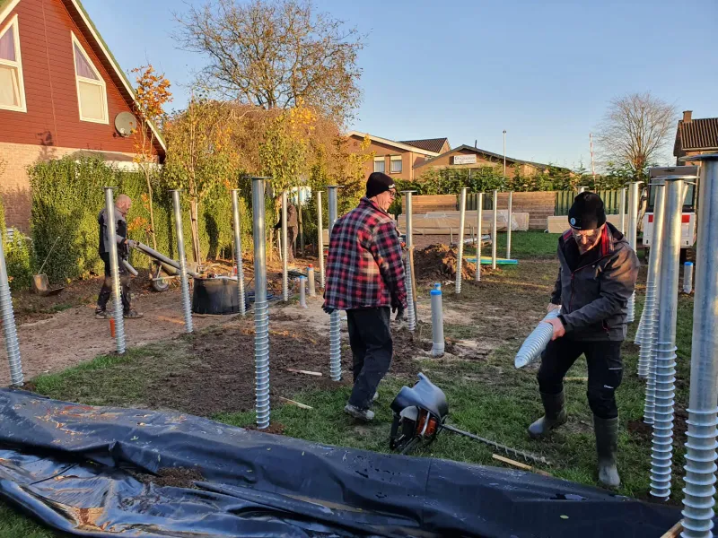 Schroeffundering plaatsen voor tuinconstructies door hovenier Jonkers